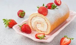 Prosty przepis na ciasto rolada z kremem, które zachwyci każdego smakosza