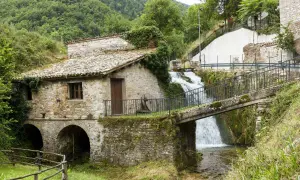Antico mulino in pietra con cascata e ponte a Pieve Torina. Un luogo suggestivo da scoprire, tra natura e storia.