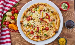 Pyszna pizza z mięsem mielonym, papryką, cebulą i kukurydzą. Zastanawiasz się, co zamiast oregano? Może świeża bazylia lub tymianek?