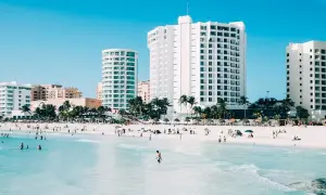 Piękna plaża w Meksyku, idealna na wakacje. Zastanawiasz się, ile trwa lot z Polski do Meksyku?