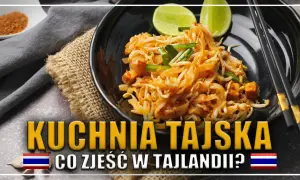 Talerz z pad thai, czyli tajskim daniem z makaronu ryżowego, kiełków fasoli mung, tofu i szczypiorku, z limonką i pałeczkami.