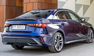 Błękitne Audi A3 sedan, tył pojazdu z tablicą rejestracyjną. Sprawdź aktualną audi a3 cena.