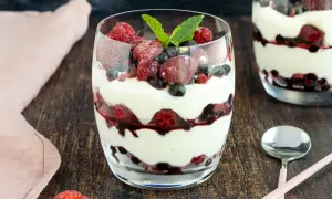 Schichtdessert mit Mascarpone, Beeren und Minze. Ein schnelles Dessert mit Mascarpone, das erfrischt und delightet.