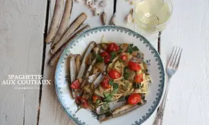 Spaghettis aux couteaux, tomates cerises et persil, une recette simple et savoureuse. Un délice à déguster avec un verre de vin blanc.