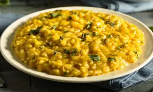 Cremiges, goldgelbes Risotto, garniert mit frischen Kräutern. Ein klassisches Risotto Rezept, das Lust auf mehr macht.