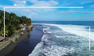 Surfer genießen die Wellen an der Küste El Salvadors. Ein Paradies für Backpacking und Wassersport.
