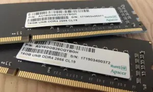 Dwa moduły pamięci RAM DDR4 16GB Apacer, każdy z etykietą wskazującą na dual rank.