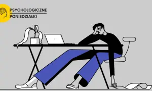 Zrezygnowany człowiek przy biurku z laptopem, szukający sposobu, jak przestać prokrastynować.