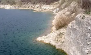Turkusowa woda w kamieniołomie, skaliste zbocza i dzika roślinność tworzą magiczne miejsca kujawsko-pomorskie.