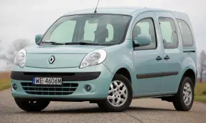 Przód błękitnego Renault Kangoo, gotowego do wymiany żarówki.