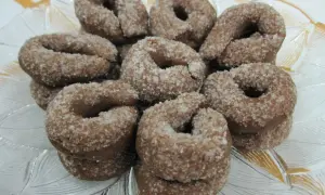 Tarallini al vino rosso, dolcetti croccanti ricoperti di zucchero, invitano a un assaggio.
