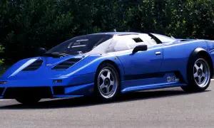 Niebieski Bugatti EB110 z charakterystycznymi wlotami powietrza i felgami, gotowy do jazdy.