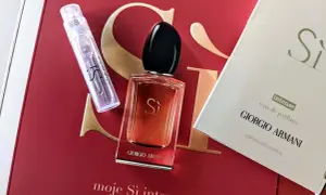 Flakonik i próbka perfum Giorgio Armani Sì Intense. Moje Sì signature.