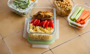 Zastanawiasz się, ile kosztuje dieta pudełkowa? Oto przykładowe posiłki: makaron z kurczakiem i pomidorkami, ryż z jajkiem i groszkiem, warzywa.