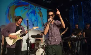 Zespół gra na scenie, wokalista z mikrofonem, gitarzysta, perkusista i saksofonista. Tło to abstrakcyjny obraz, jakby p.unity - lovers' disappearance.