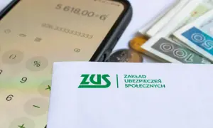 Kalkulator na telefonie, pieniądze i dokument ZUS. Sprawdź, komu przysługuje przeliczenie emerytury.
