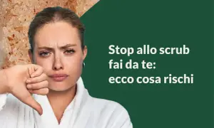 Donna con pollice verso, accanto a un esfoliante corpo. "Stop allo scrub fai da te: ecco cosa rischi".
