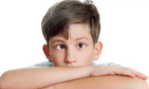 Niño de 3 a 4 años con estrabismo, sus ojos miran en direcciones diferentes.