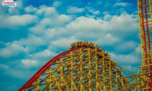Zadra rollercoaster w Energylandii, drewniana konstrukcja i wagoniki na szczycie, gotowe do zjazdu.