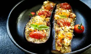 Aubergines farcies au fromage et tomates, une délicieuse recette aubergine prête à être dégustée.