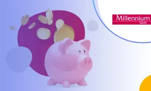 Różowa świnka skarbonka z monetami wpadającymi do środka. Millennium nowe środki na przyszłość.