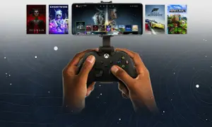 Dłonie trzymające kontroler Xbox, na ekranie smartfona widoczne gry z Xbox Cloud Gaming.