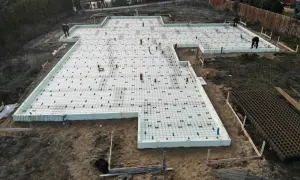 Budowa fundamentów pod taras z wykorzystaniem bloczków betonowych i zbrojenia.