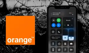 Pomarańczowe logo Orange obok ekranu iPhone'a z włączonymi funkcjami, sugerujące elastyczność i nowoczesność, jak orange flex esim.