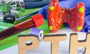 Model tarczycy, probówki z krwią i litery "PTH" sugerują badanie poziomu parathormonu.