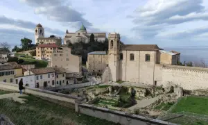 Panoramica del capoluogo Marche con antiche rovine, chiese e il mare all'orizzonte.