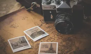 Stary aparat Zenit-E, zdjęcia z podróży i mapa – to wszystko to podstawy fotografii i wspomnień.