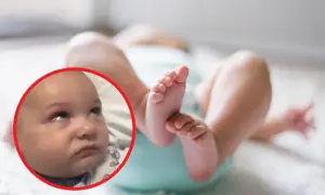 Dziecko z wyrazem twarzy sugerującym niepokój. W tle jego nóżki. Obraz może ilustrować padaczka objawy u niemowląt.