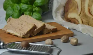 Krojony pasztet z królika, pachnący bazylią i gałką muszkatołową, jak z babcinego przepisu. Obok cała pieczona rolada.