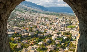 Widok na miasto z kamiennego łuku. Czy Albania jest w UE? To pytanie zadają sobie turyści zwiedzający malownicze krajobrazy.