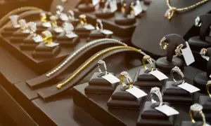 Błyszczące pierścionki i naszyjniki z diamentami i złotem. Co to jest rod? To metal szlachetny, który często pokrywa biżuterię, nadając jej piękny, srebrzysty połysk.