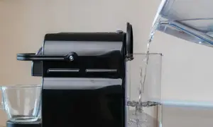 Nalewanie wody do ekspresu Dolce Gusto, pierwszy krok, by dowiedzieć się, jak odkamienić ekspres Dolce Gusto.
