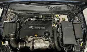 Motor Opel Insignia 2.0 CDTI 170 CV. Se investigan posibles problemas en este motor Ecotec, con turbo visible.