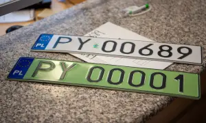 Dwie tablice rejestracyjne PY: jedna biała z numerem 00689, druga zielona z numerem 00001.