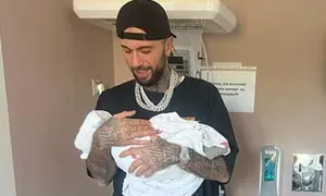 Malik Montana z dumą tuli nowo narodzone dzieci.