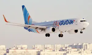 Samolot Flydubai ląduje nad miastem. Zastanawiasz się, ile trwa lot do Dubaju z Krakowa?