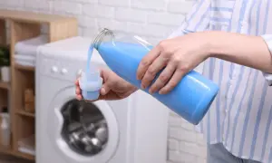 Koniec z elektryzującymi się ubraniami! Sprawdzone sposoby
