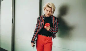 Jakie bluzki do czerwonych spodni, aby uniknąć modowych wpadek?