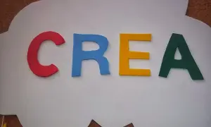 Letras de colores sobre una nube blanca, ideal para nubes manualidades para niños.