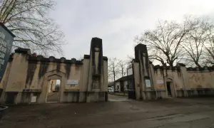 Entrée imposante du cimetière du Sud à Nancy, avec ses piliers de pierre patinés par le temps et ses grilles ouvragées.