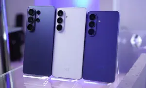 Trzy telefony Samsung Galaxy S26 w kolorach granatowym, białym i fioletowym prezentują swoje potrójne aparaty.
