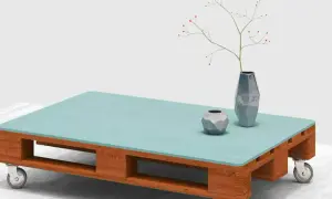 Stolik kawowy z palety, pomalowany na turkusowo, z kółkami. Idealny pomysł, jak zrobić stolik kawowy DIY.