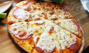 Jaki ser do pizzy? Odkryj najlepsze opcje, które zachwycą smakiem