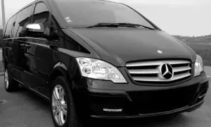 Minibus noir prêt pour le transport Paris Beauvais. Confort et style pour votre trajet.