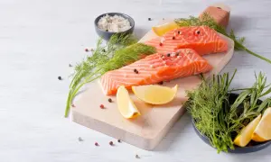 Filetti di salmone fresco, limone, aneto e sale grosso, ingredienti perfetti per una dieta danese sana e gustosa.