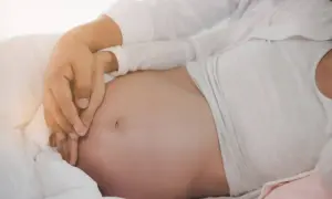 Mani che accarezzano un pancione, un momento speciale quando si inizia a sentire il bambino muoversi.
